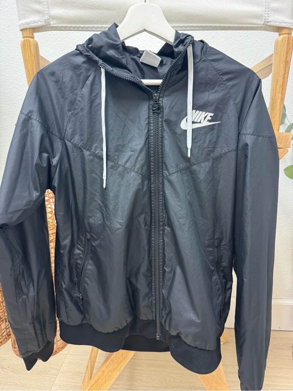 Nike Windrunner Women’s Medium Black Full Zip Hooded Windbreaker Jacket